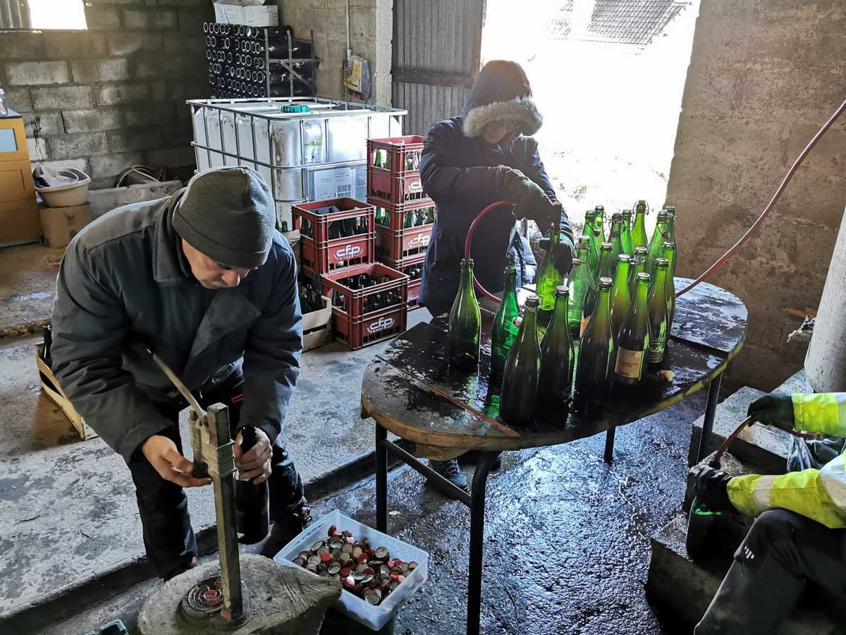 Mise en bouteille du cidre par Marie-Laure Paysant et Christian Jenvrin